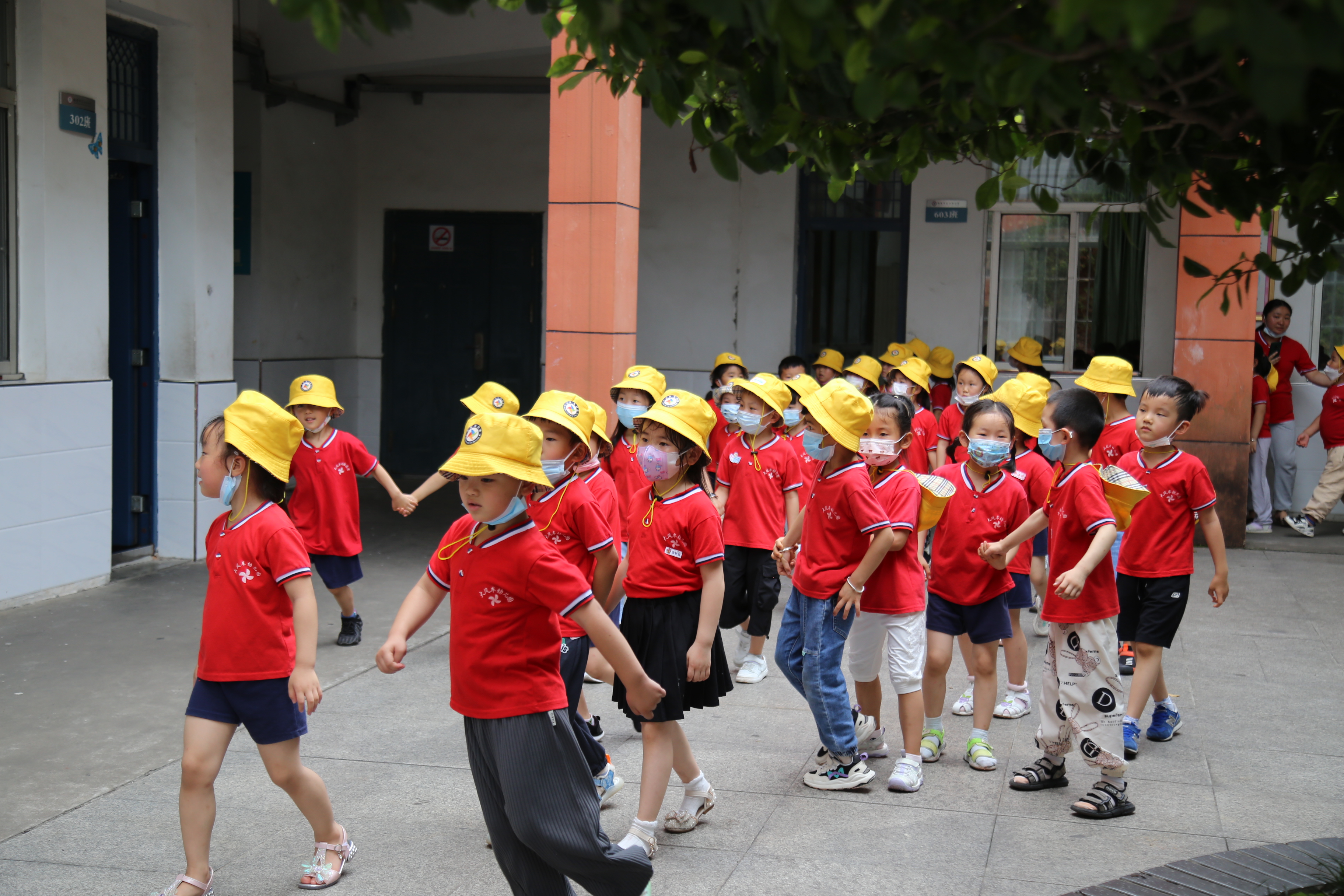 幼儿园孩子进东方红小学 体验小学生活