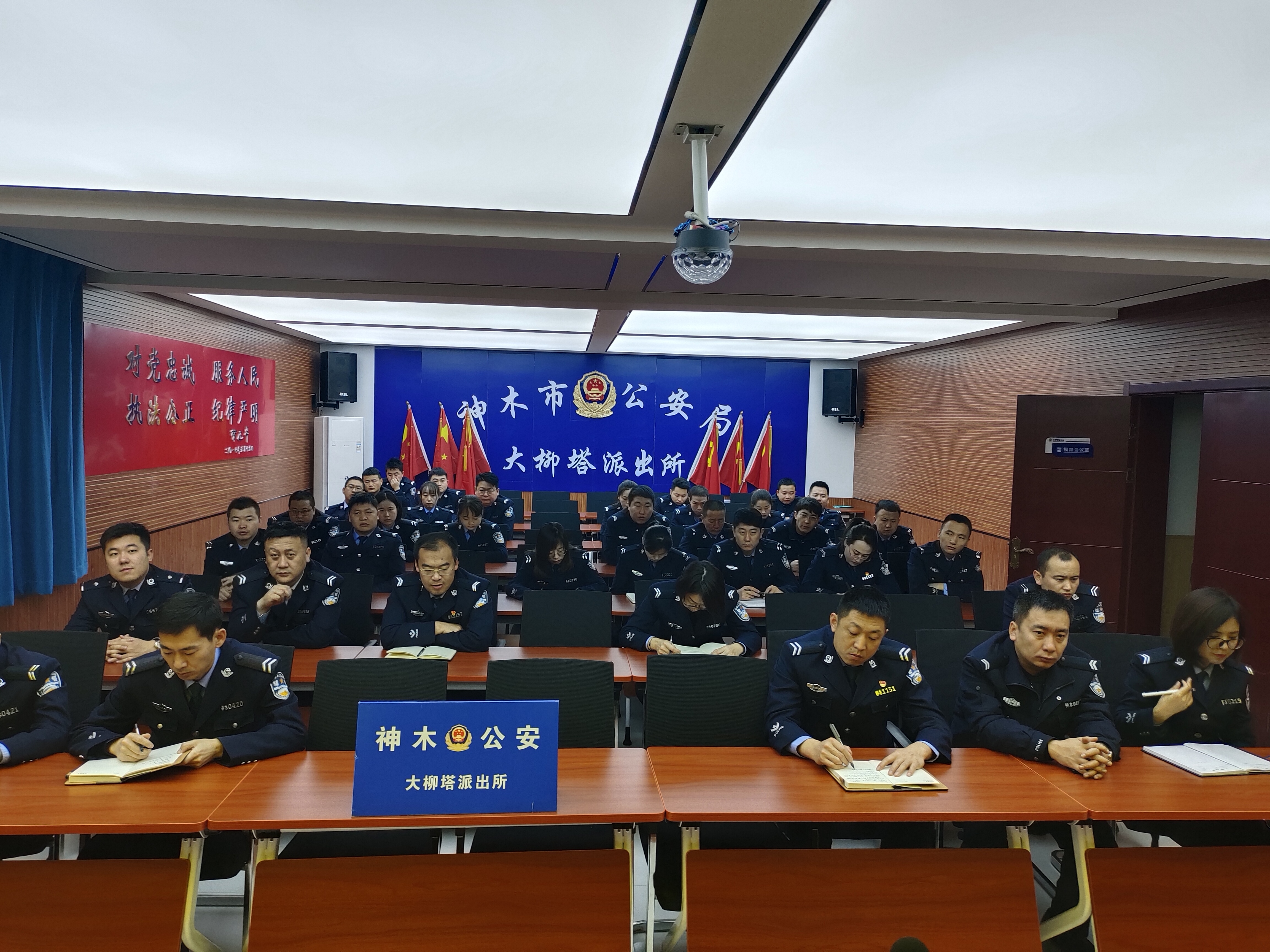 神木公安大柳塔派出所组织民辅警学习《反有组织犯罪法》