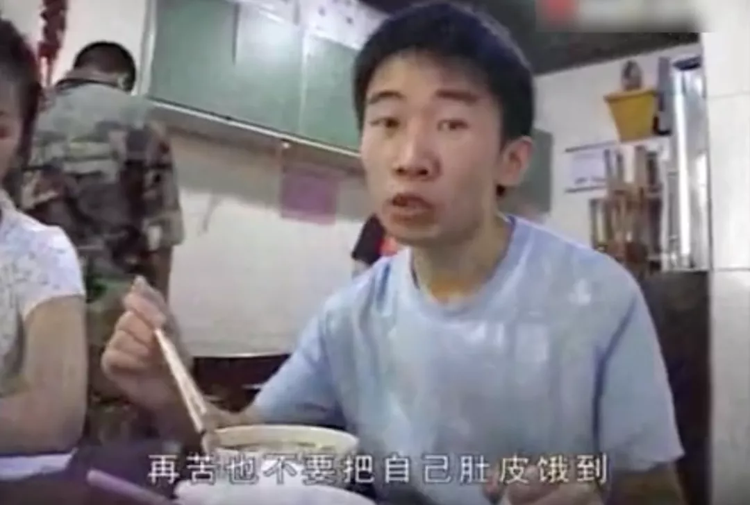 知名男星当众下跪,被谢娜捧红,成为综艺顶流的他,到底有惨?