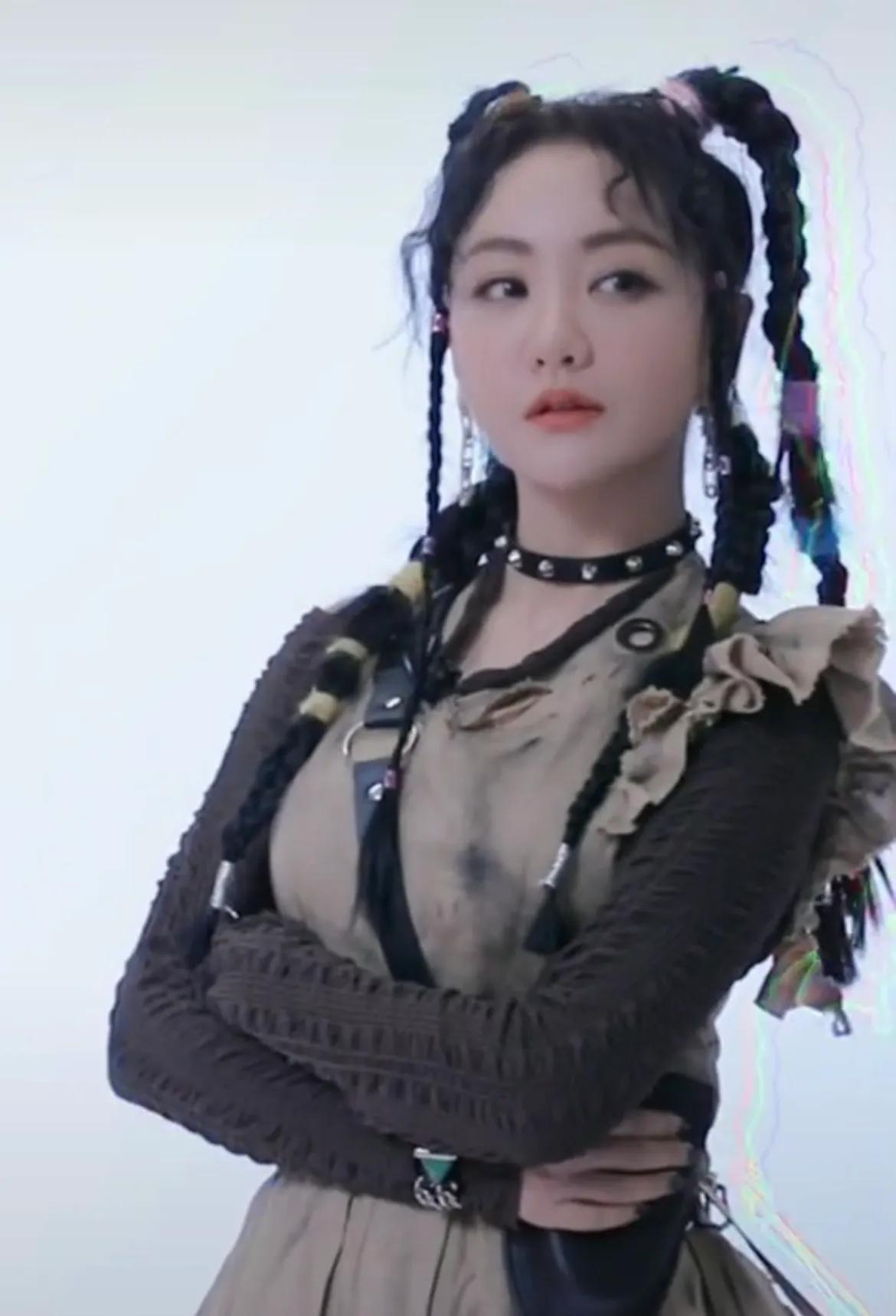 杨蓉在娱乐圈，戏红人不红是为了什么？