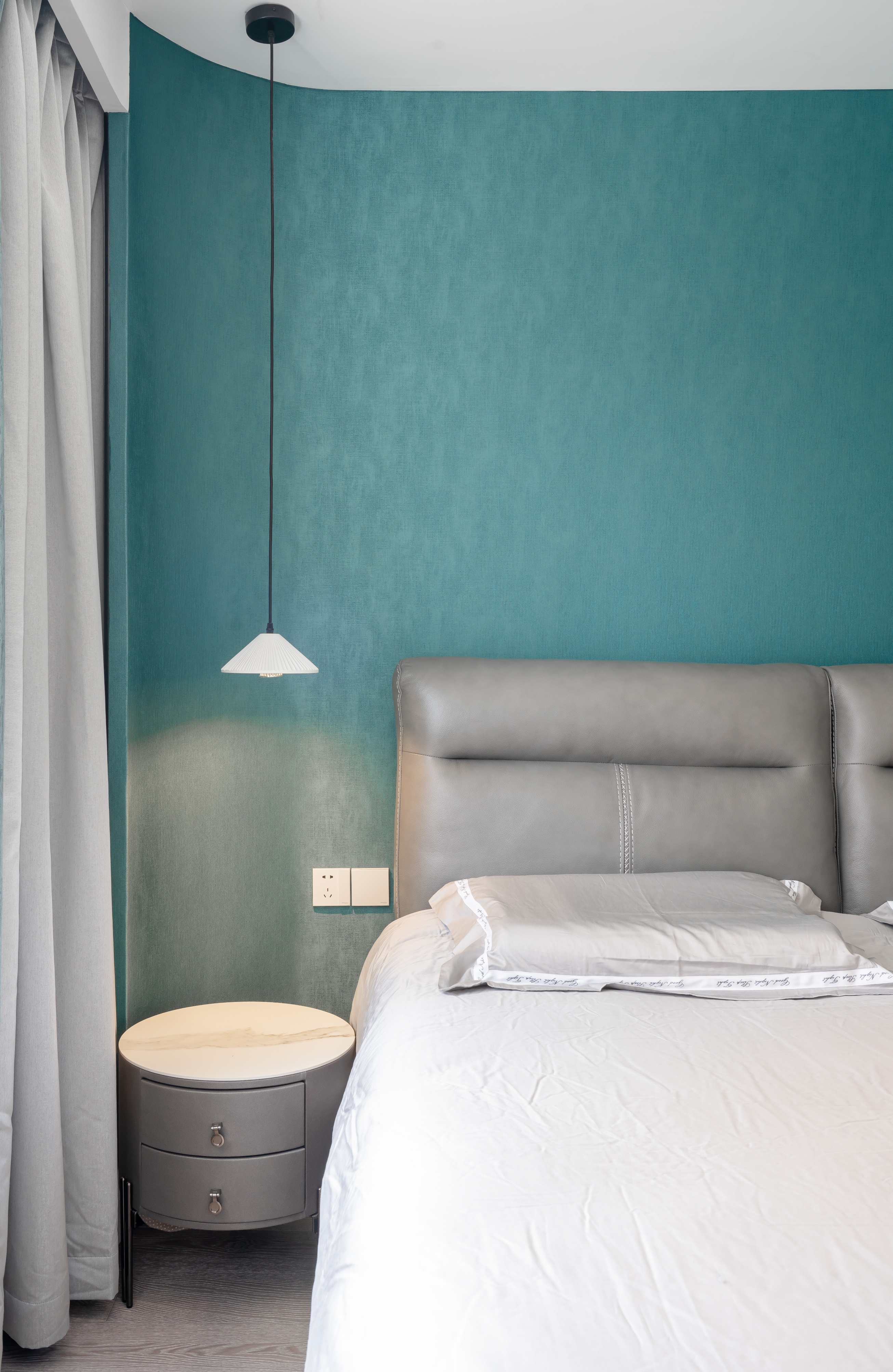 20年老房蜕变重生，为60+老夫妇打造黑白前卫家居