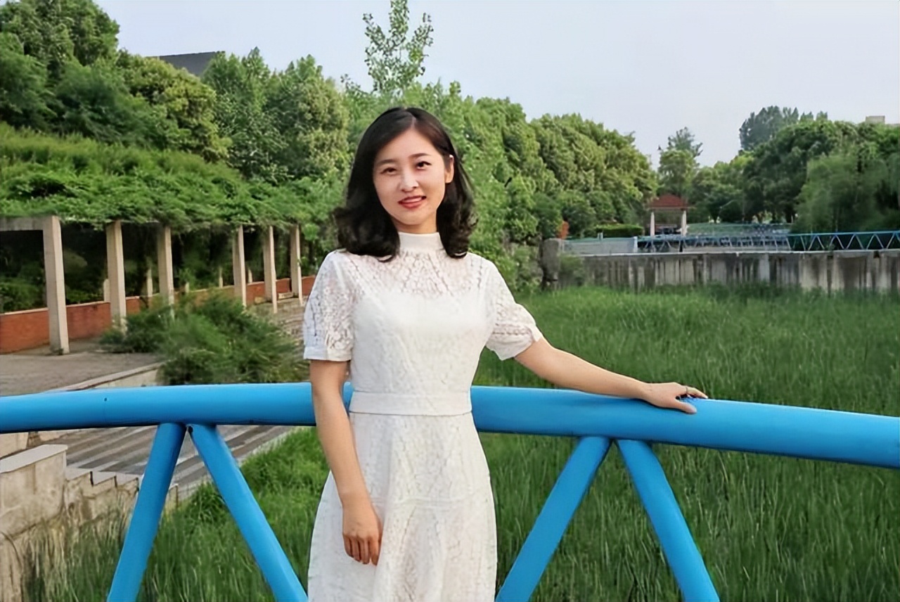 天津某高校辅导员火了，被女学生当众“表白”，同学又嫉妒又羡慕