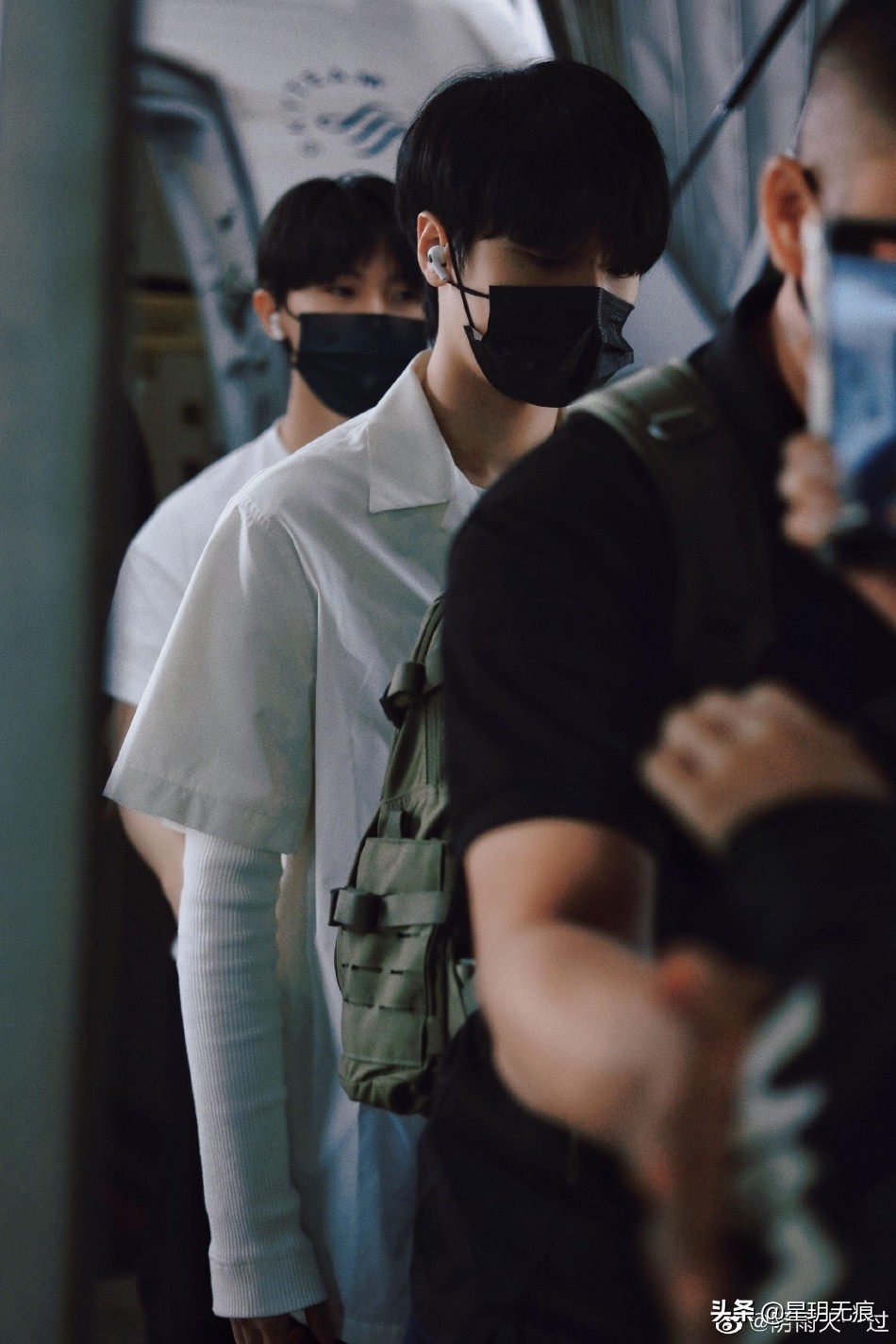 严浩翔最新机场饭拍曝光 穿白衬衫搭黑色工装裤清爽帅气