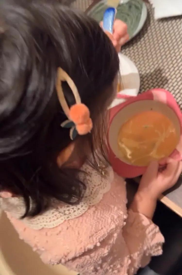 王祖蓝晒全家福为老婆李亚男庆生，大女儿抢着吹蜡烛模样超可爱