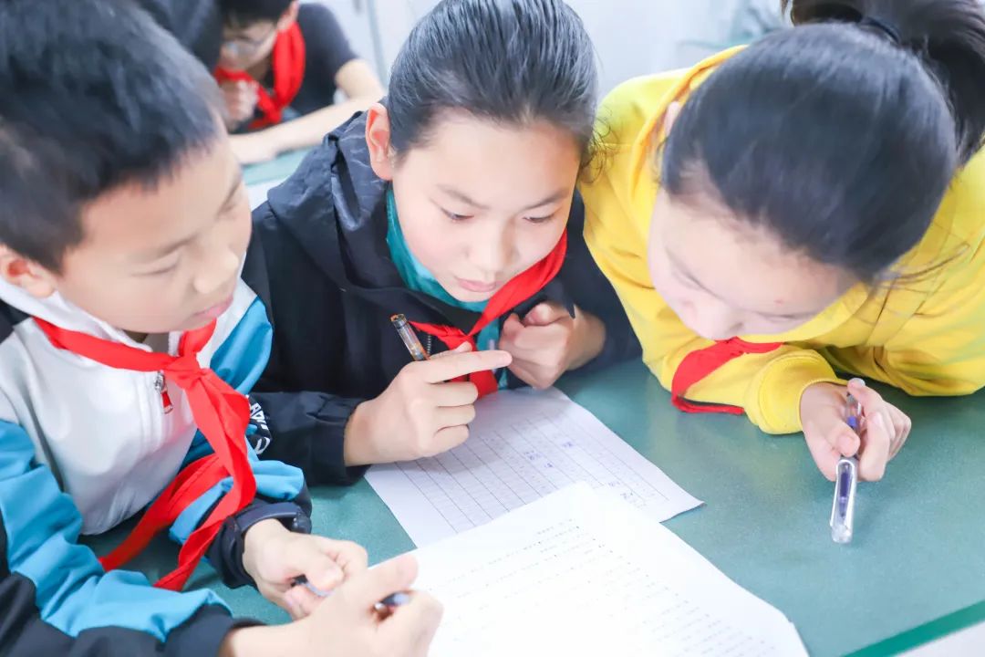 黄甲小学开展“人人参与科技节，我的科技节我做主”科技节活动