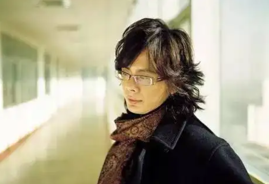 “那坟前开满丁香花”，20年前爆红的《丁香花》，唱的亡者是谁？