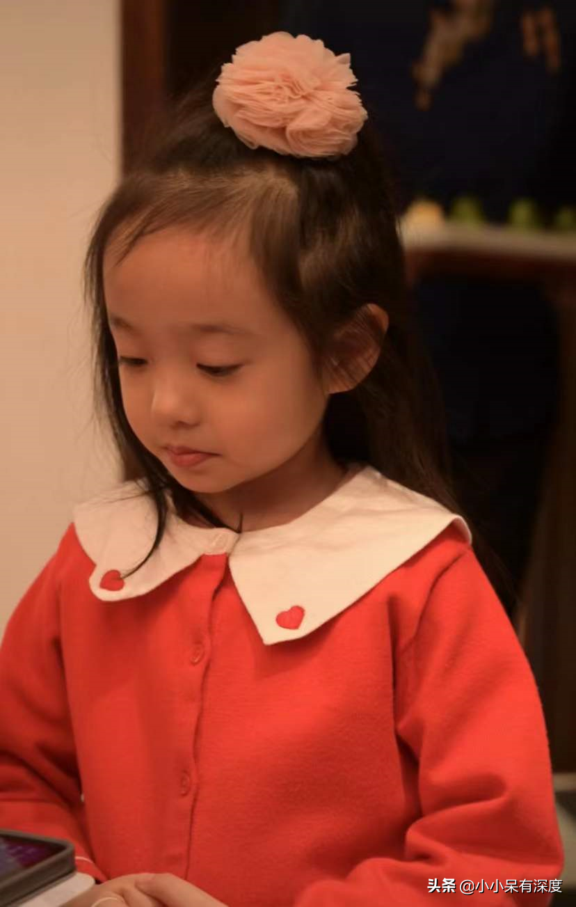 杨威晒照片，哇，小萌娃长成帅哥了！杨阳洋对双胞胎妹妹，特别好