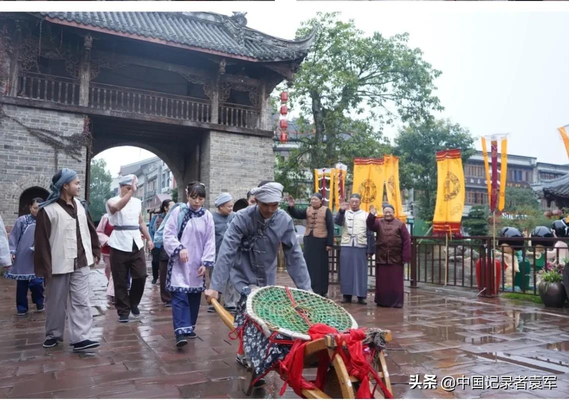 客家主题街景剧《天下客家·相约洛带之填川路上》在洛带古镇上演