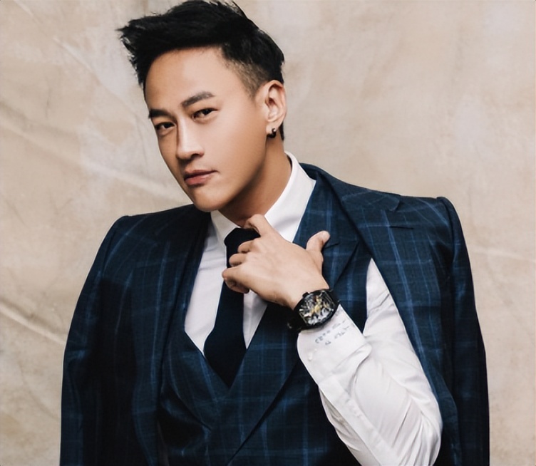 何润东图片最帅的图片(46岁何润东带妻子出游) - 赤虎壹号