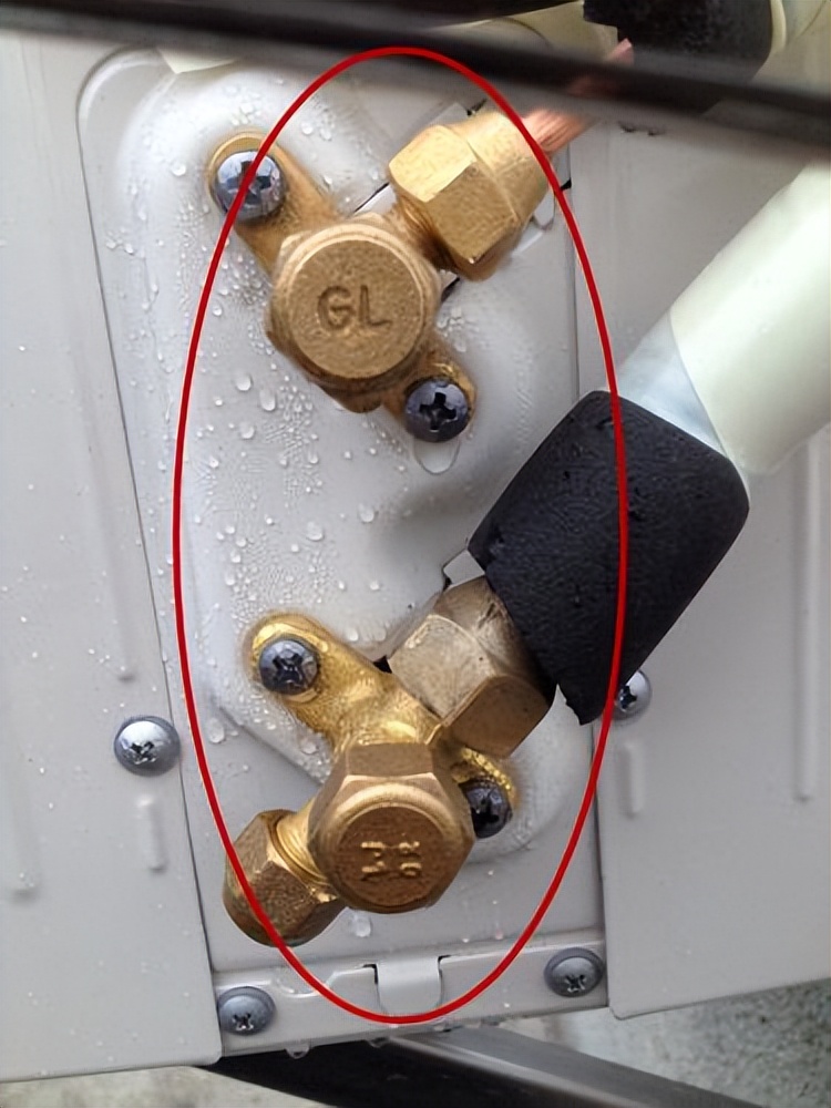 空调室外机左侧下面的地方有两个黄色的铜阀门,其中比较大的阀门是