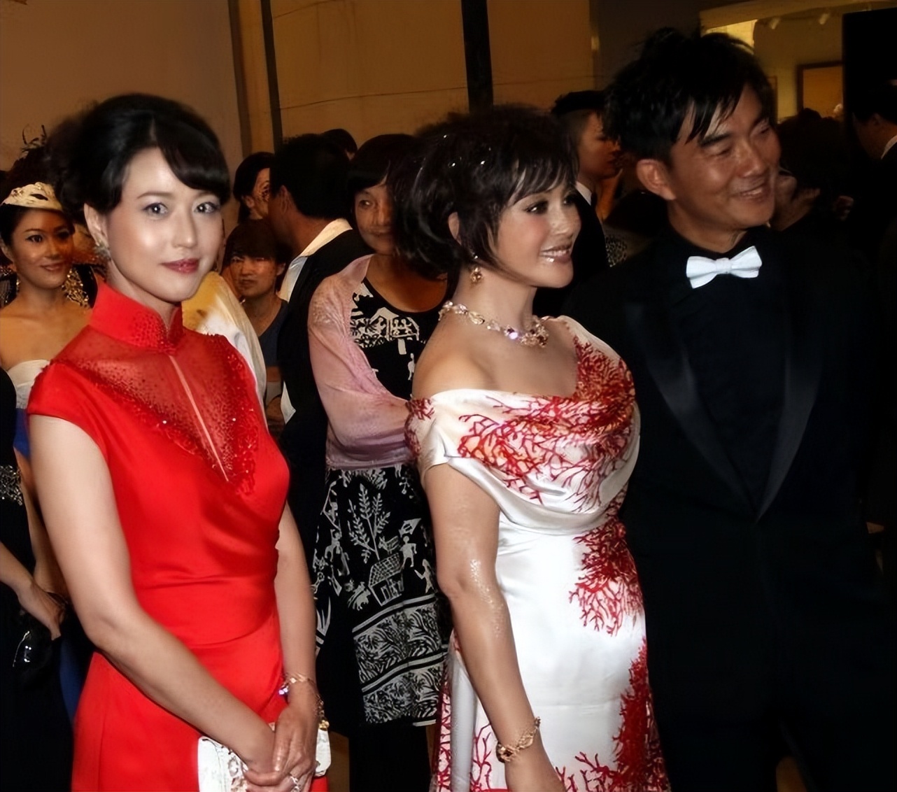 刘晓庆同框周海媚，妆容浮夸硬要扮嫩，却不及周海媚自然老去好看