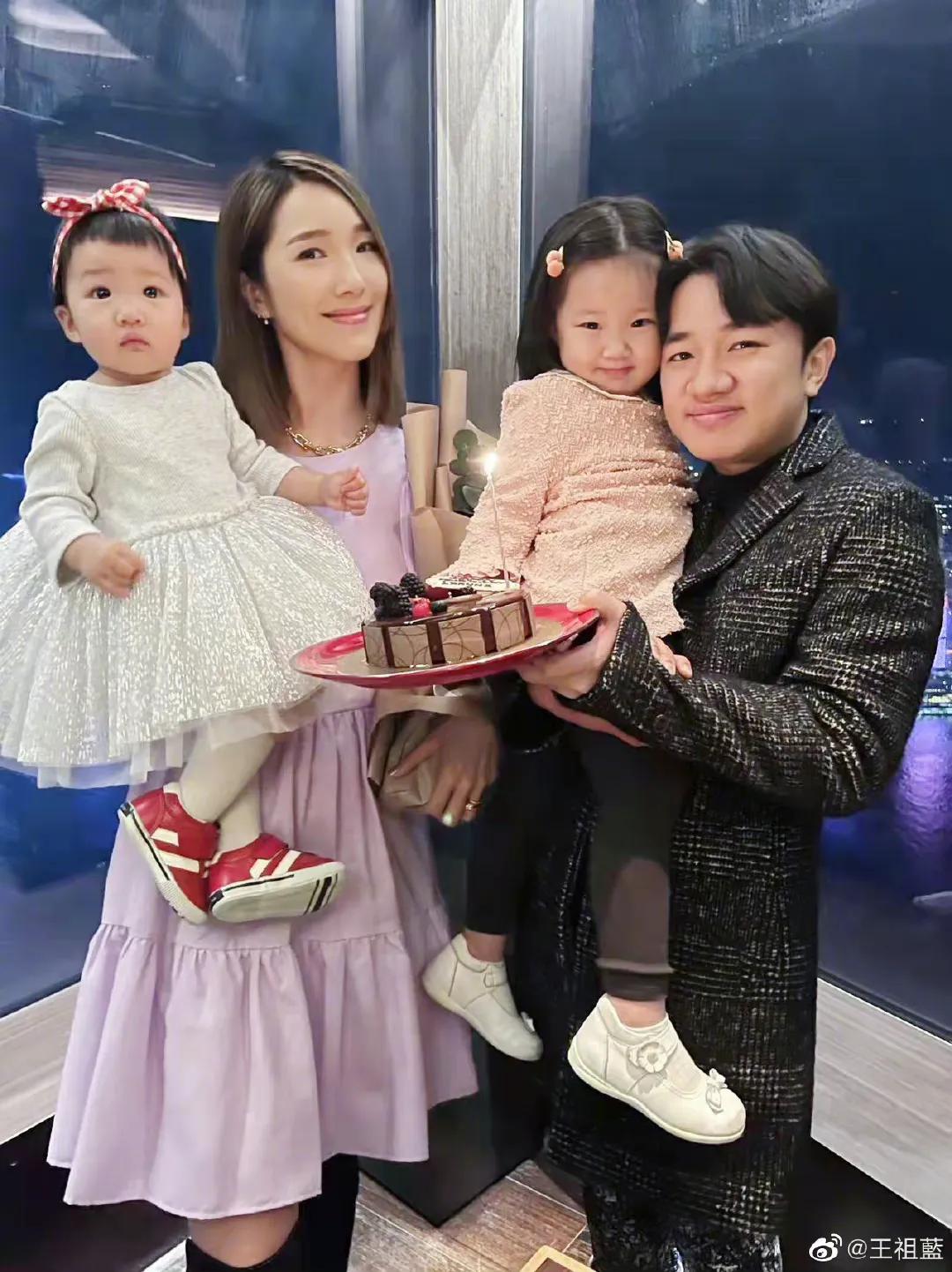 王祖蓝晒全家福为老婆李亚男庆生，大女儿抢着吹蜡烛模样超可爱