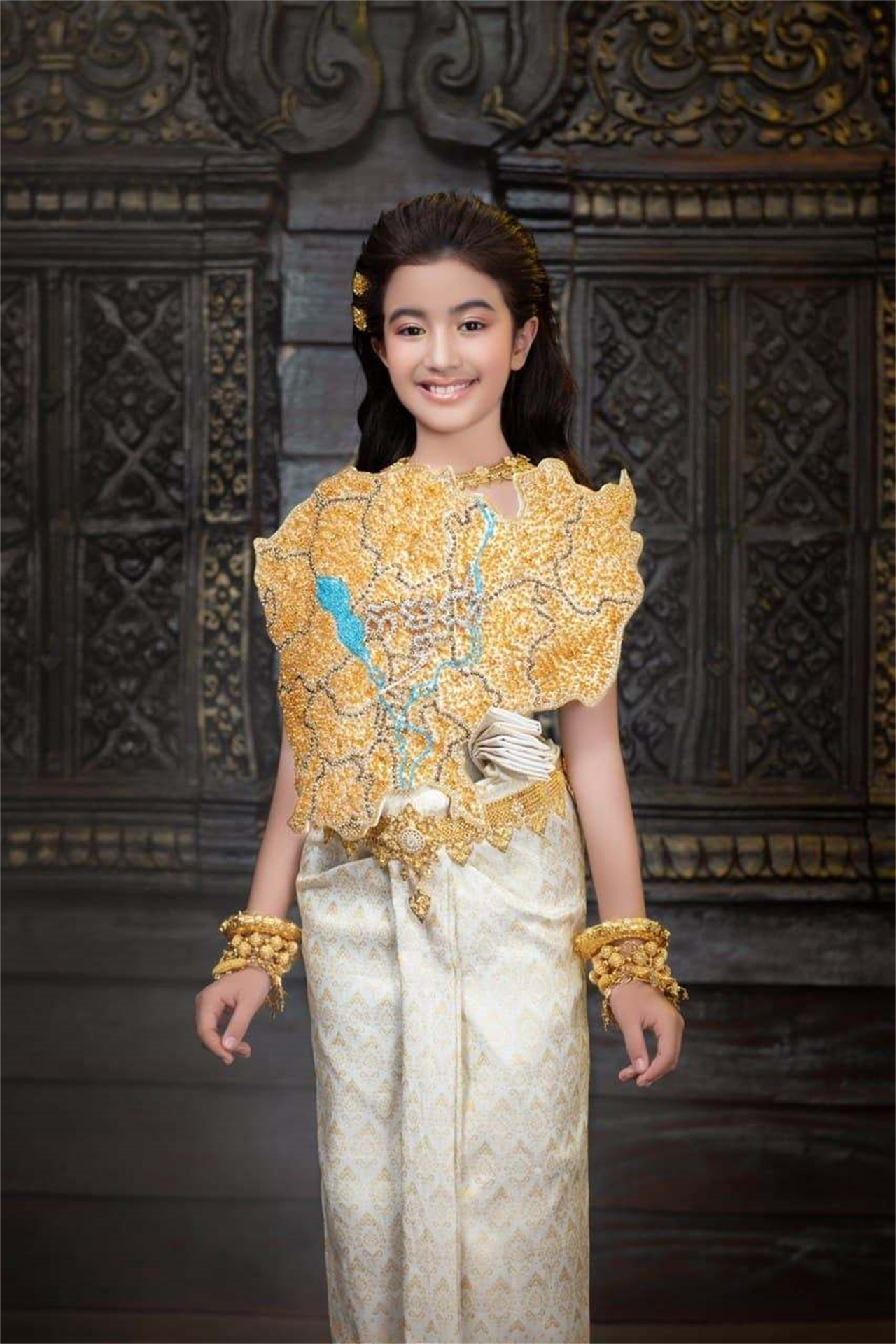 柬埔寨最美的公主：7岁精通5国语言，擅长唱歌跳舞，被妈妈当做赚钱的工具