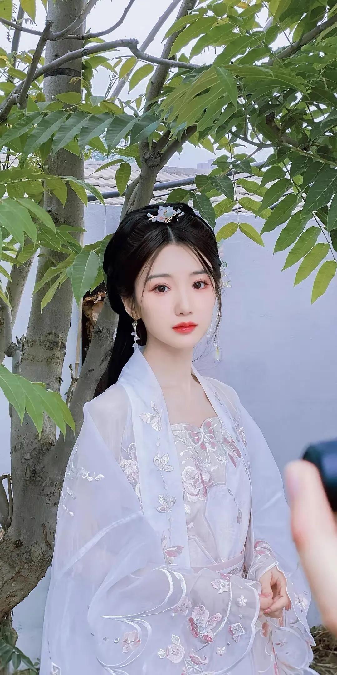 被毛晓彤的古装造型美到了，唯美淡雅，清新自然，娇俏可人