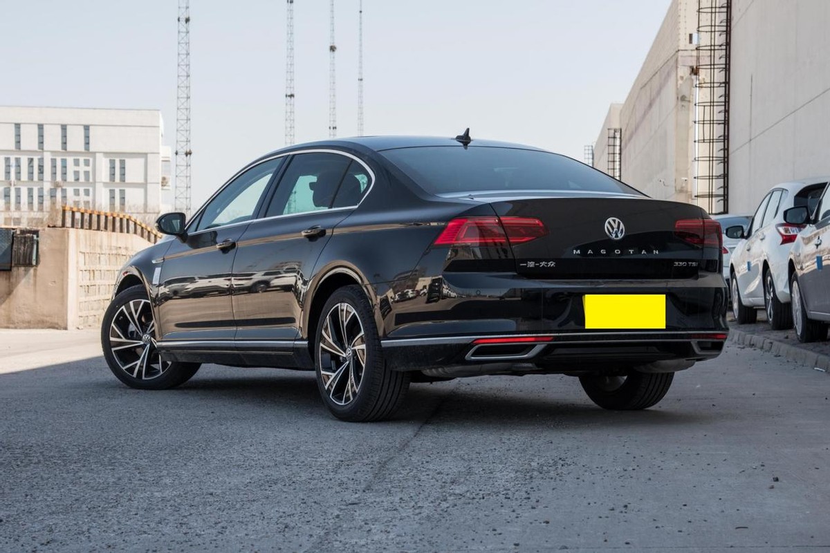 轴距2871mm，外观沉稳大气，内饰精致有内涵，试驾大众迈腾