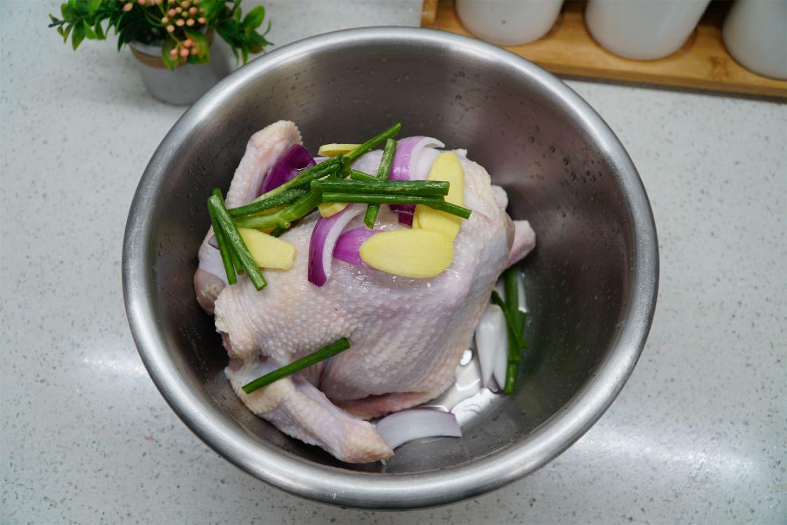 广东的葱油鸡，教你3个窍门，一嫩二鲜三香，在家做出老广的味道