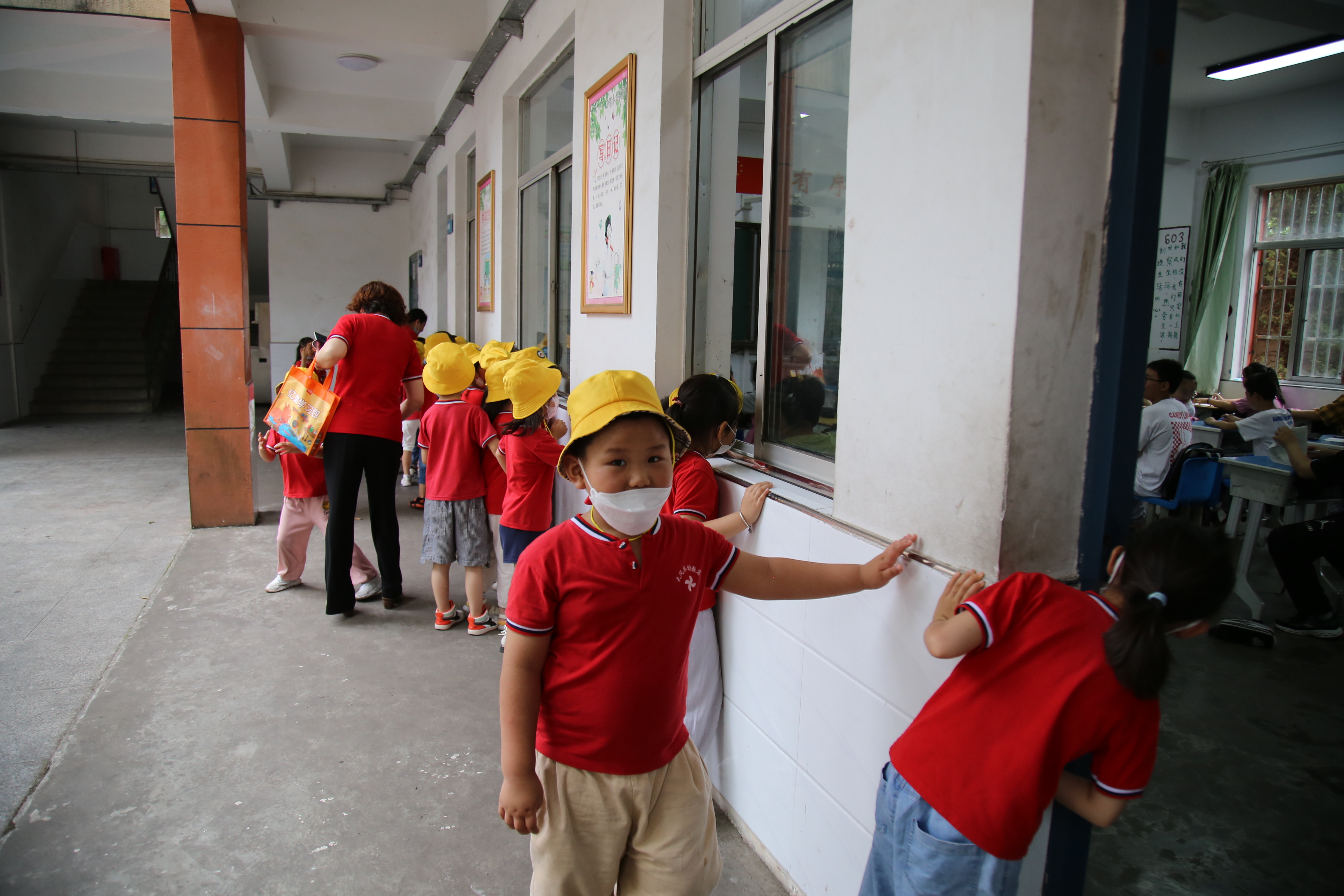 幼儿园孩子进东方红小学 体验小学生活