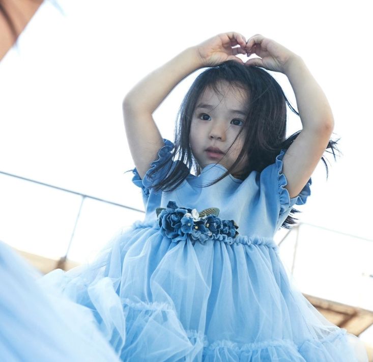 董璇女儿被迫营业赚钱？4岁便出来拍广告，眼神早已透露一切