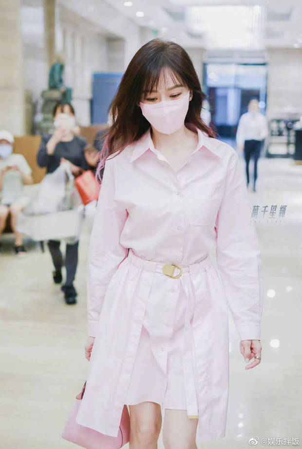 王心凌综艺路透图超甜 粉色连衣裙配挑染发好少女