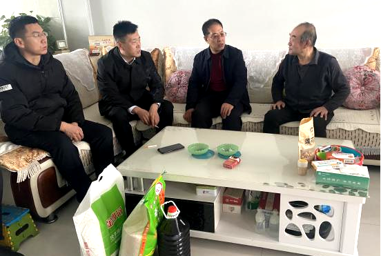 欢乐迎新春，真情送温暖—农发行岢岚县支行走访慰问退休党员干部