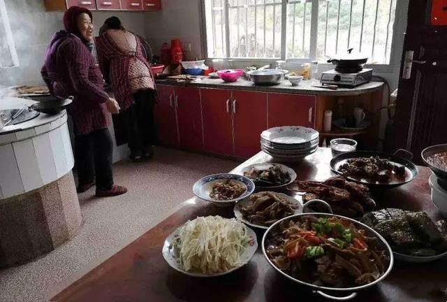 女大学生回农村过年，初五把剩菜剩饭都倒了，却得罪了妈妈和奶奶