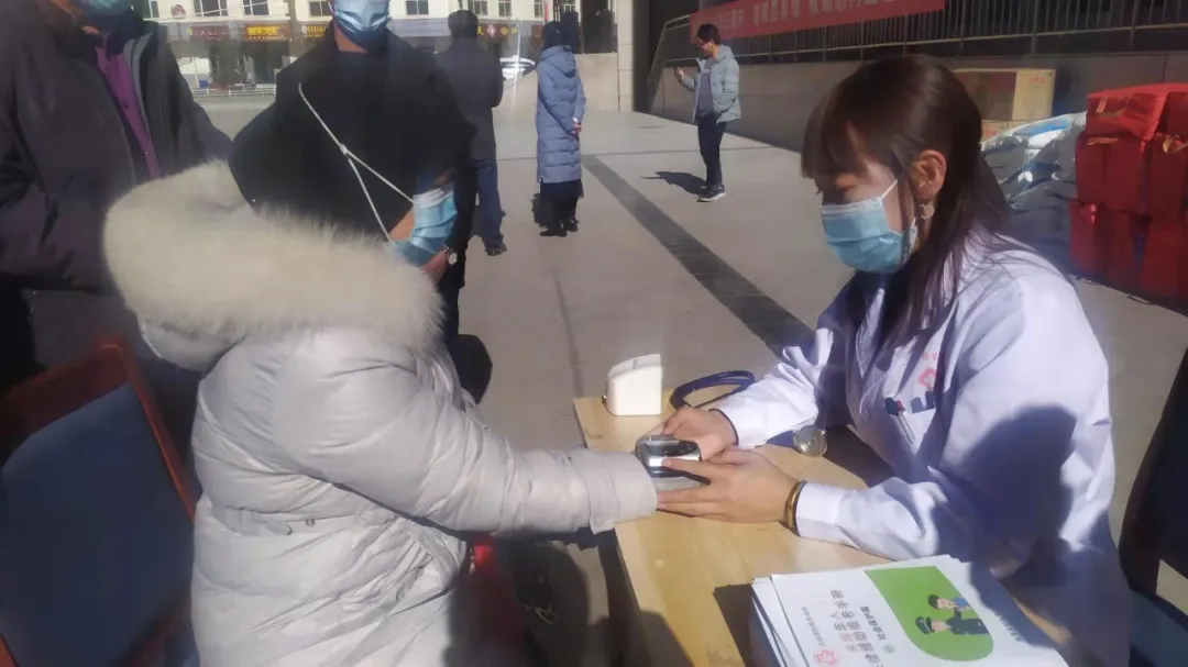 临潭县举行“情系三留守，温暖显真情”救助慰问主题活动