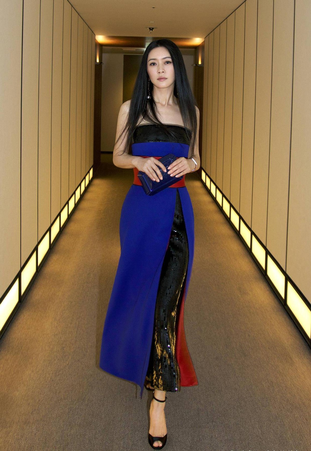 她曾是演艺圈的新星，事业当红未婚先孕，独自艰难带娃惹人怜