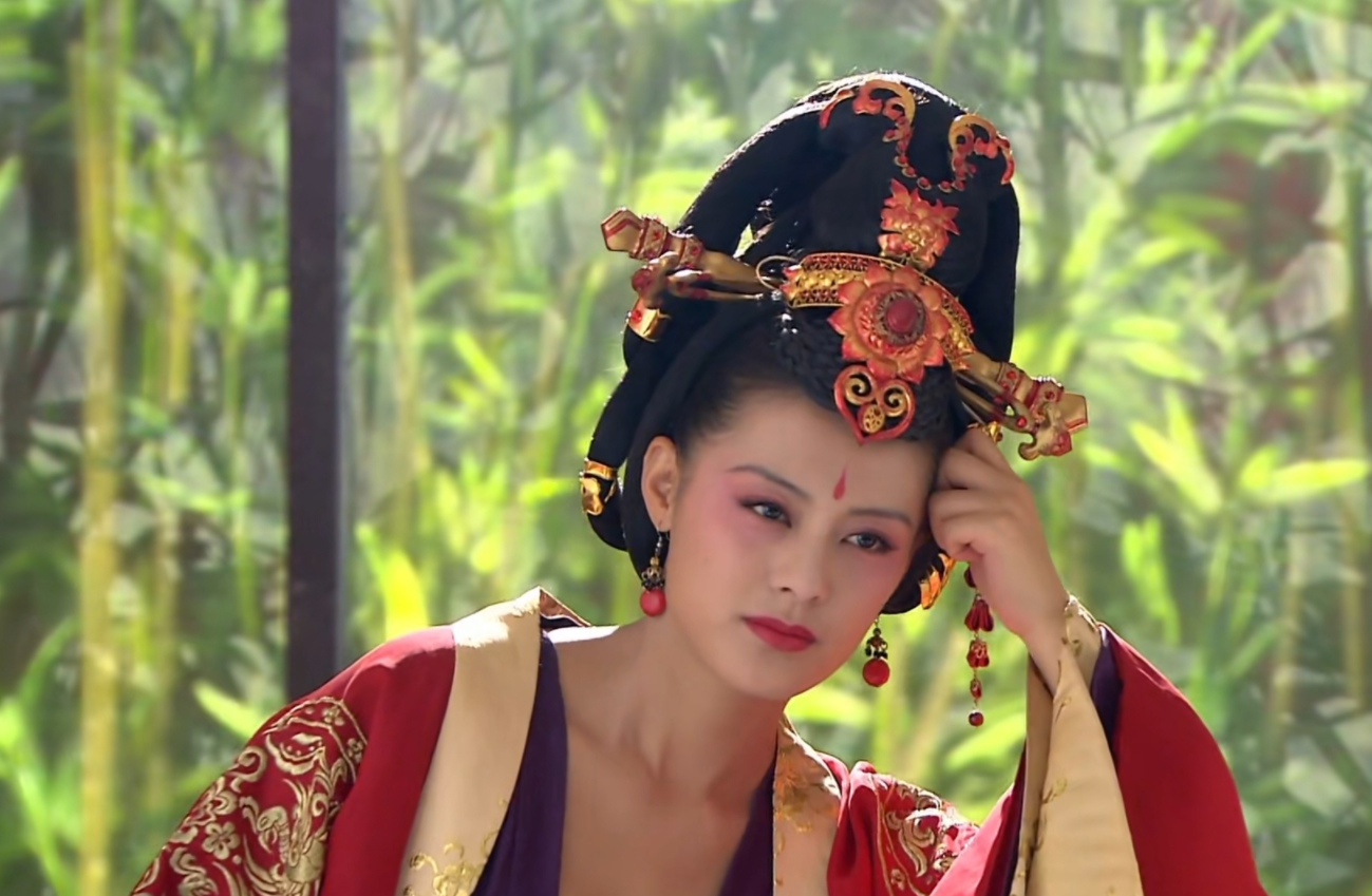 后面王力可又在《隋唐演义》中饰演女主杨玉儿,剧中三个男演员都围着