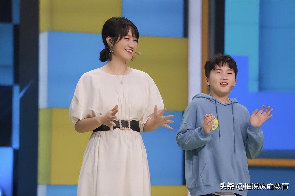 朱丹晒一对儿女画面，2胎儿子嘴巴像爹肤色像妈，姐弟俩温馨有爱