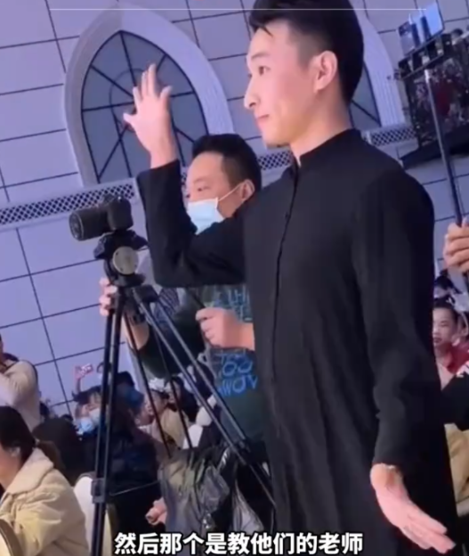 苏州一男幼师火了，“可盐”又“可甜”，笑起来还有两个小酒窝