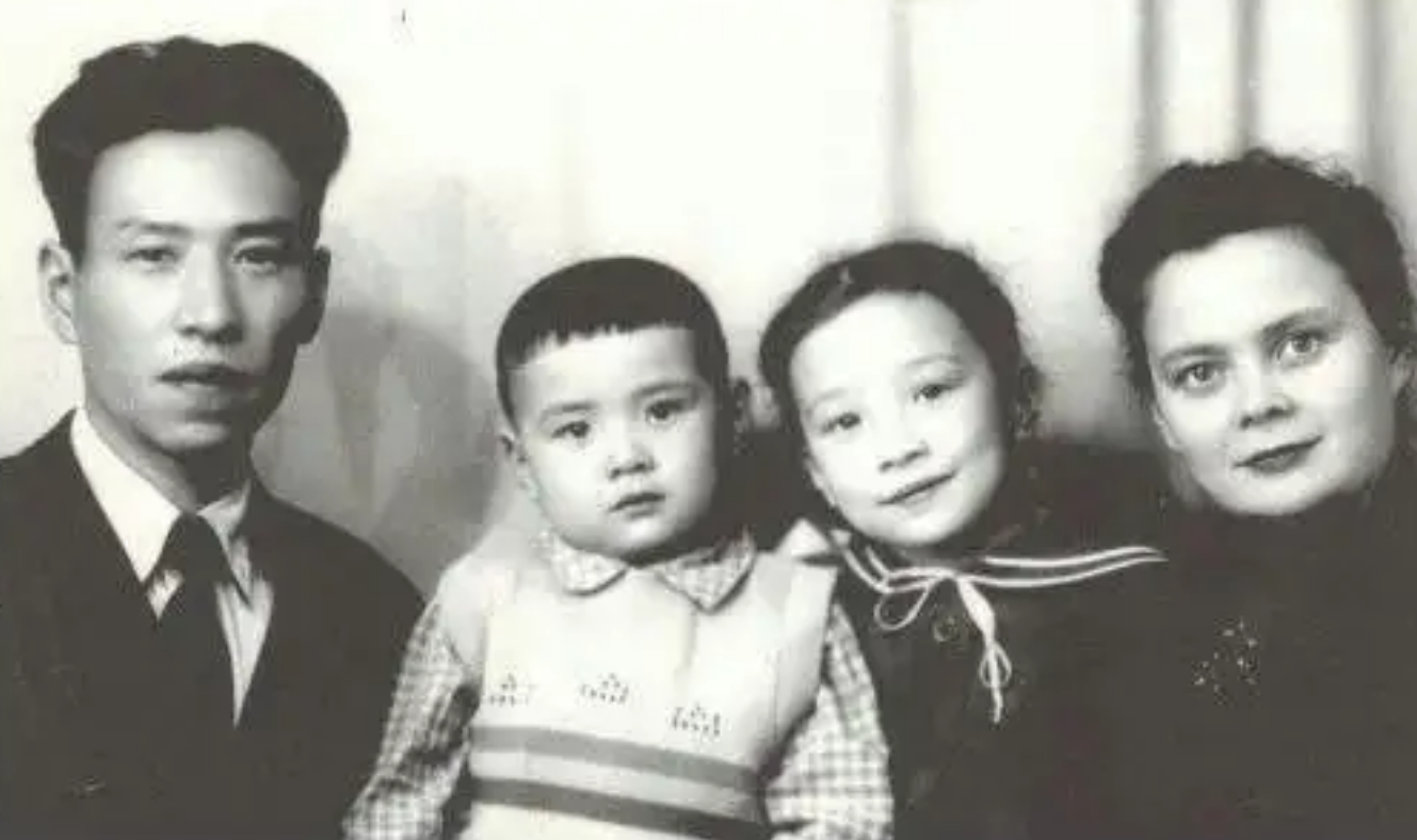 2003年，一名俄罗斯人到中国大使馆面签，说道：刘少奇是我爷爷