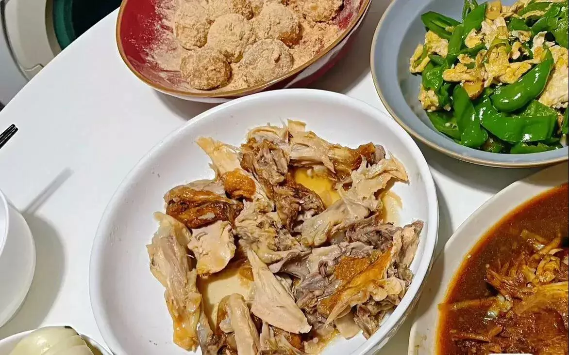 张兰生病了，坚持给粉丝直播，没想到的是，因为在直播间吃了一口德州手扒鸡