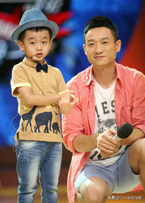 杨威晒照片，哇，小萌娃长成帅哥了！杨阳洋对双胞胎妹妹，特别好