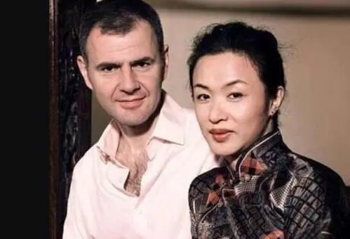 两人相爱16年,双方没有正常夫妻生活如今58岁的张曼玉瘦的骨瘦粼粼