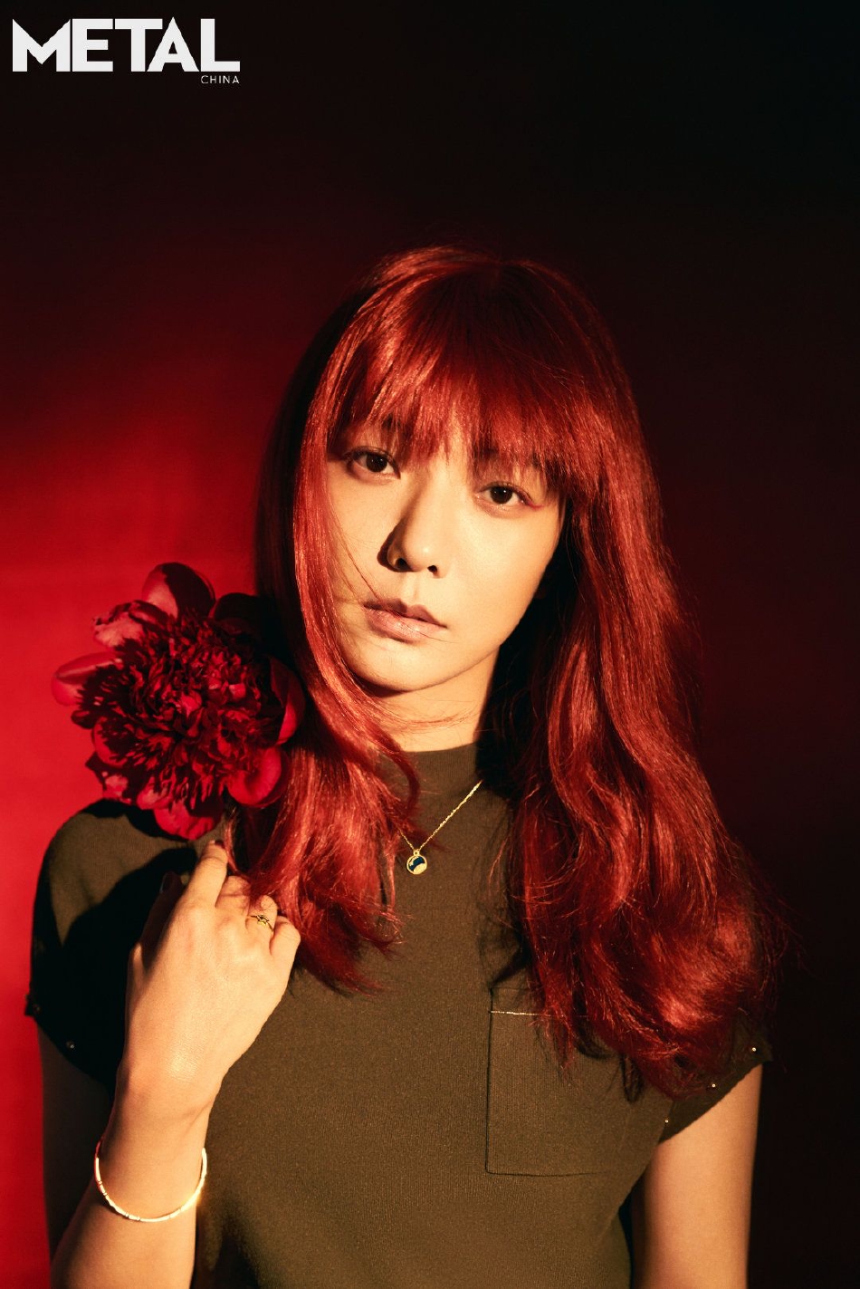 王珞丹橘发时尚大片 动静皆宜