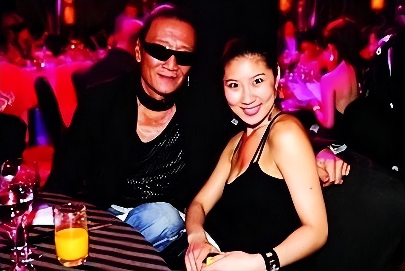 离婚27年，狄波拉和谢贤的人生状况，有何不同？