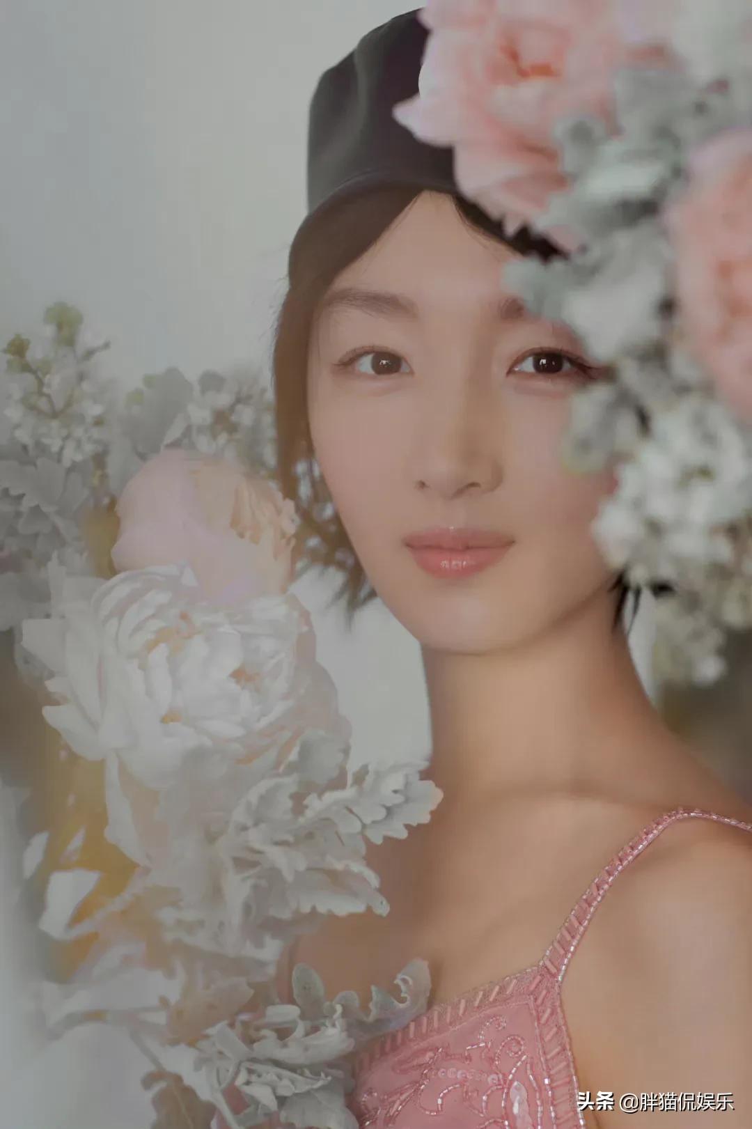 周冬雨一身粉色长裙化身美丽小天鹅，虽然不惊艳却很耐看