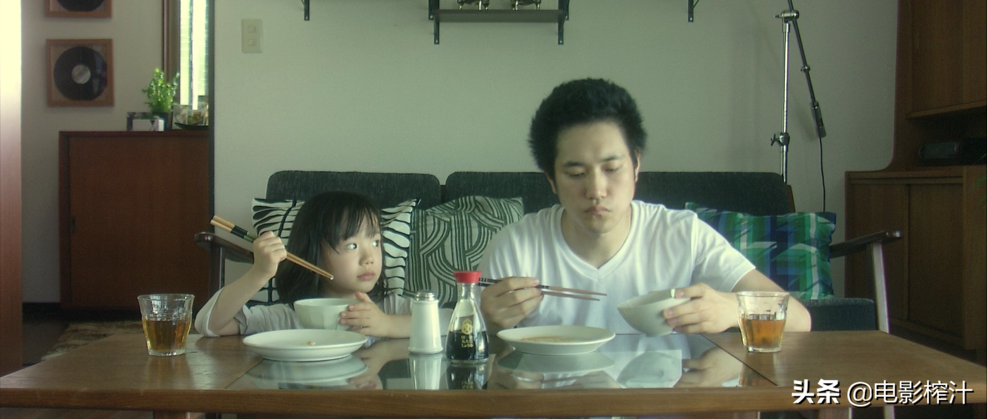 说《人生大事》翻拍《入殓师》的，一定没看过日本电影《白兔糖》