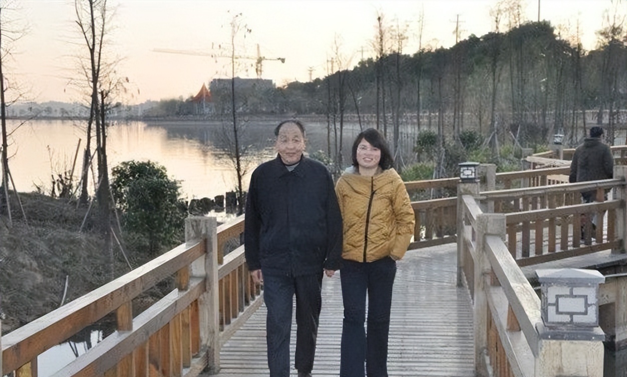 2012年湖南一38岁女教师倒追65岁二婚环卫工人，如今过得怎么样