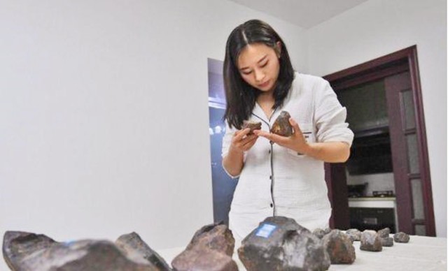 贵州女孩捡400公斤陨石，每克一万她也不卖，后任贵州陨石馆馆长