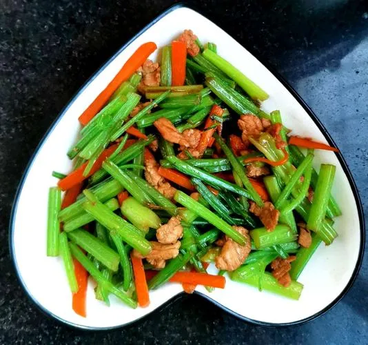 雍正贵为帝王，看他早餐吃什么一盘烧豆筋，一盘芹菜爆里脊，一盘蒸素丸子