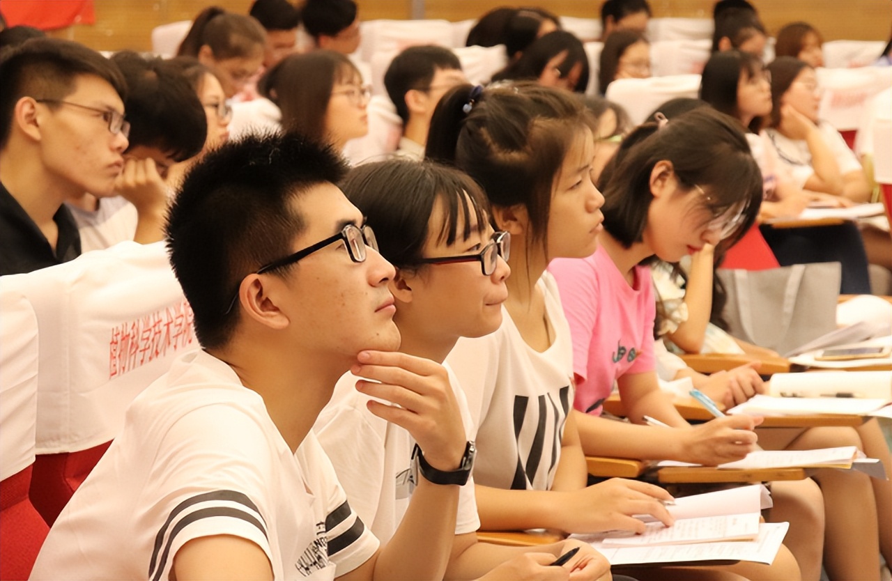 公费师范生的“心酸”，虽然赢在起跑线，却也像签了“卖身契”