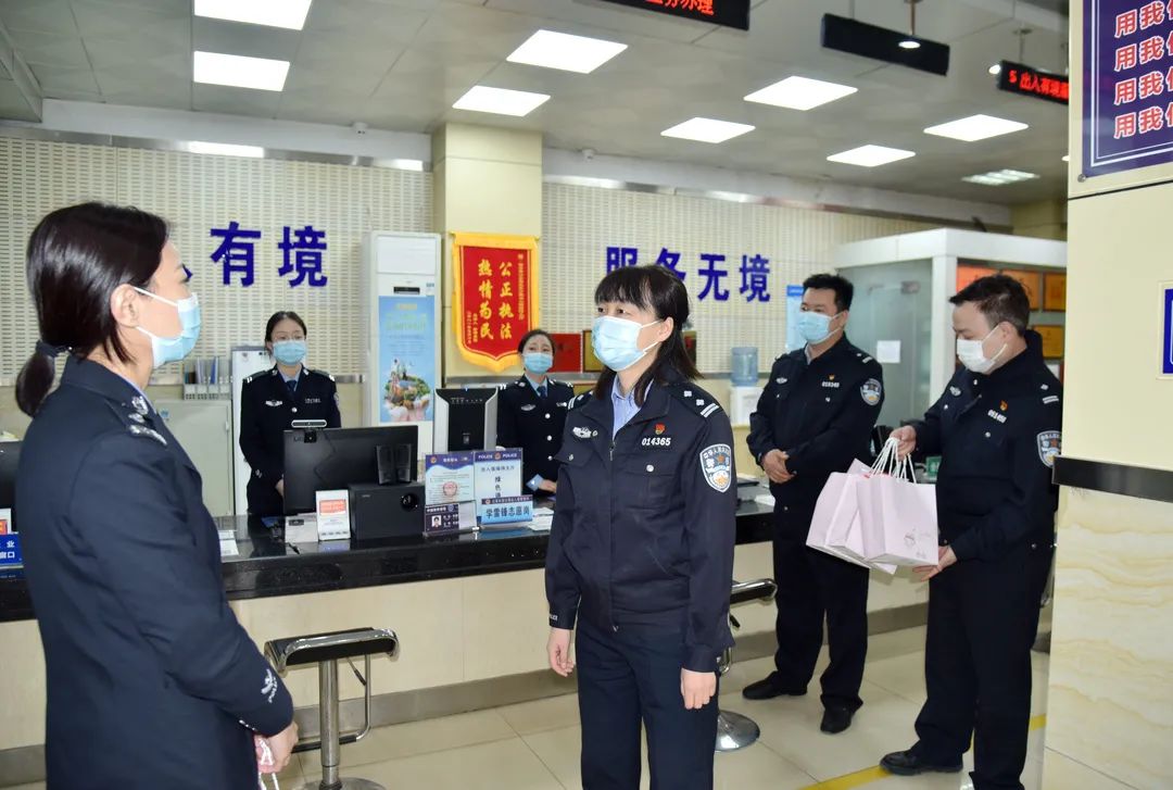 奉献在岗位 慰问到一线 | 西安公安长安分局开展“三八”国际妇女节主题慰问活动