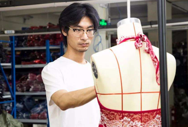 90后小伙休学做情趣内衣，一年狂揽10亿元，还带着全县致富