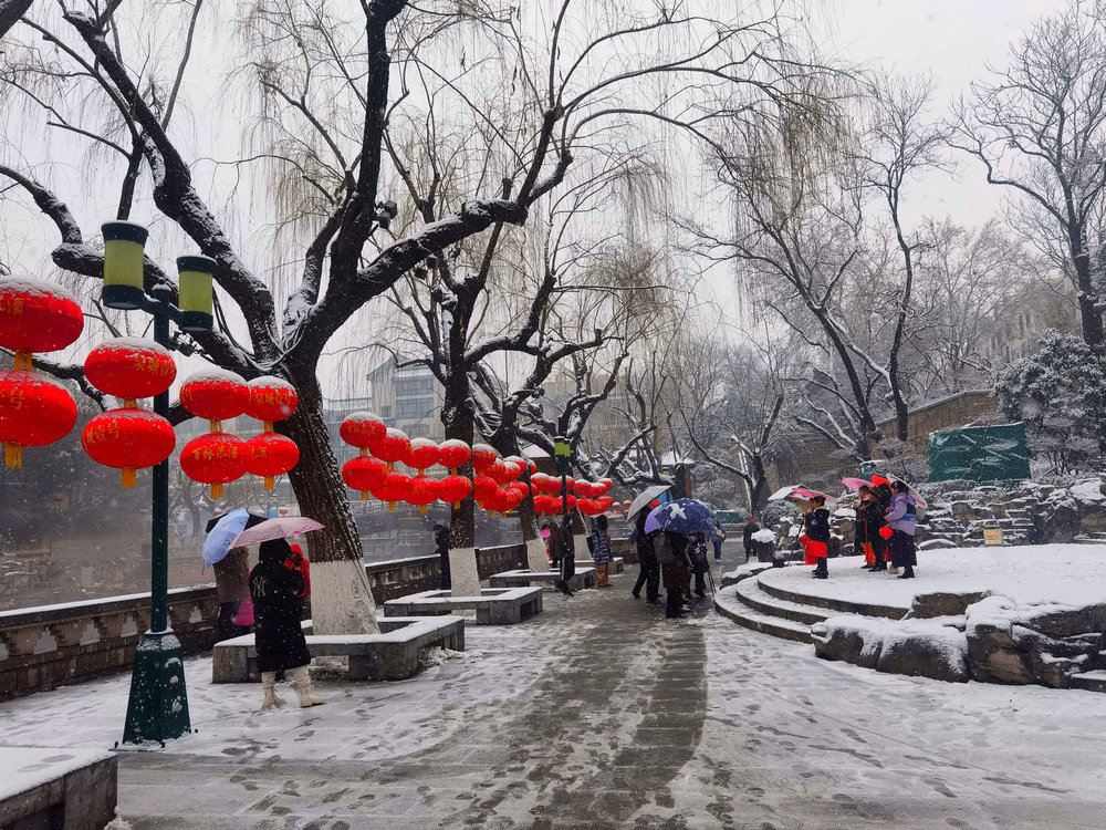 雪送祥瑞兆丰年：济南市民冒雪赏景