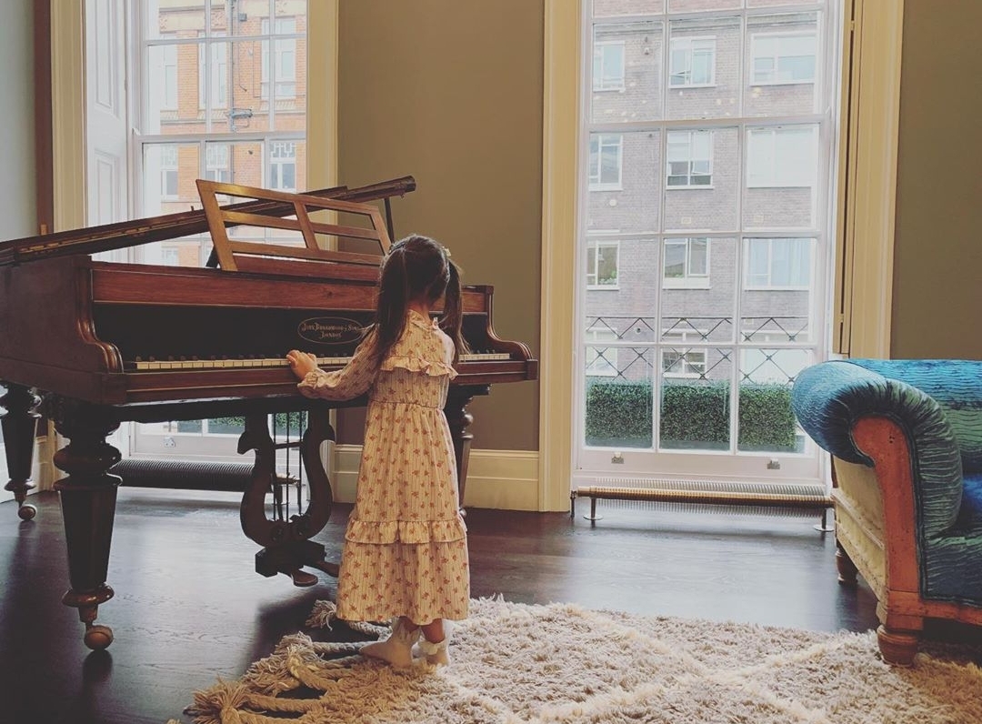 昆凌晒六个月孕肚照，穿风衣巧遮腹部，素颜清纯婚戒抢镜