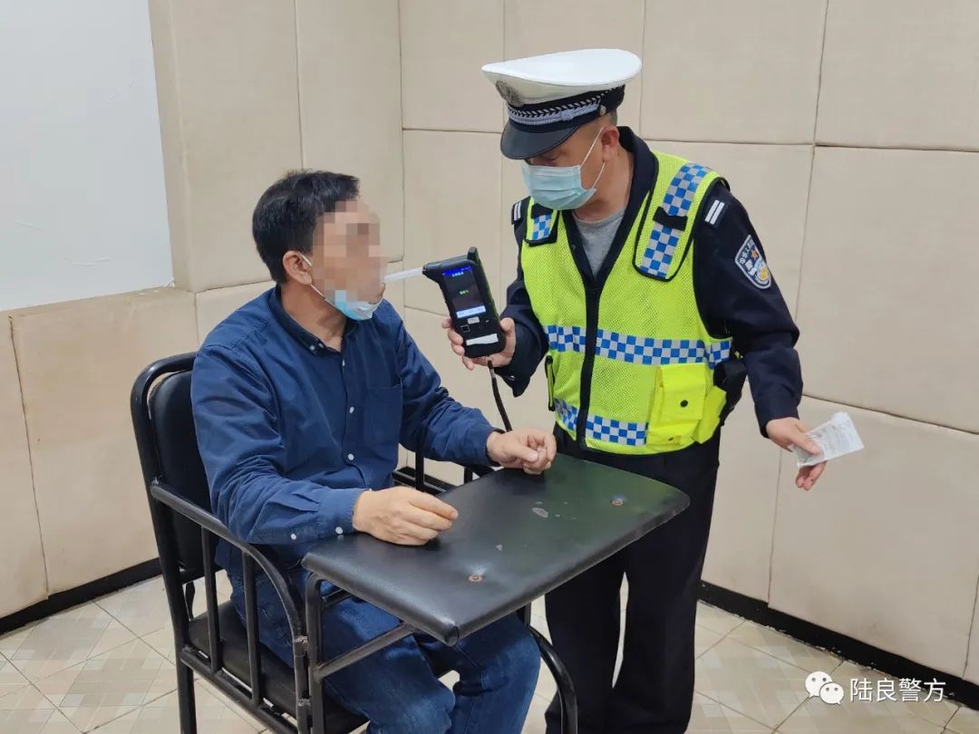 陆良一男子酒驾强行闯进疫情防控管控区被抓获