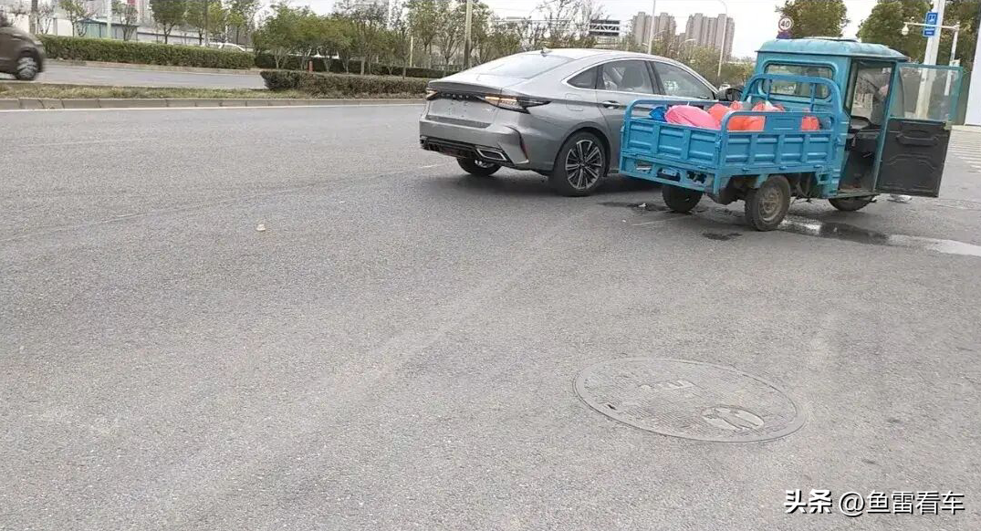 竟然就剐蹭了(新车就剐蹭了)