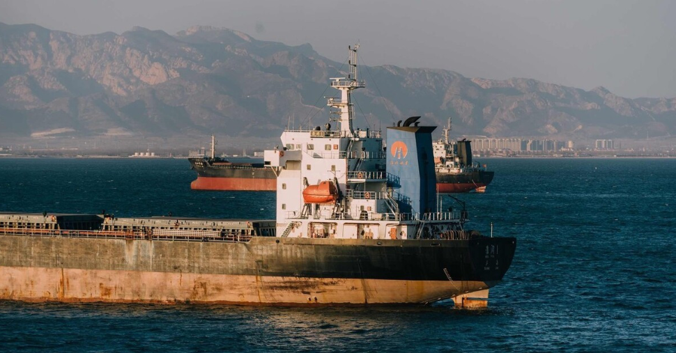 辽宁90后小伙做海员，月薪四万觉得不幸福，七年后选择七千的工作