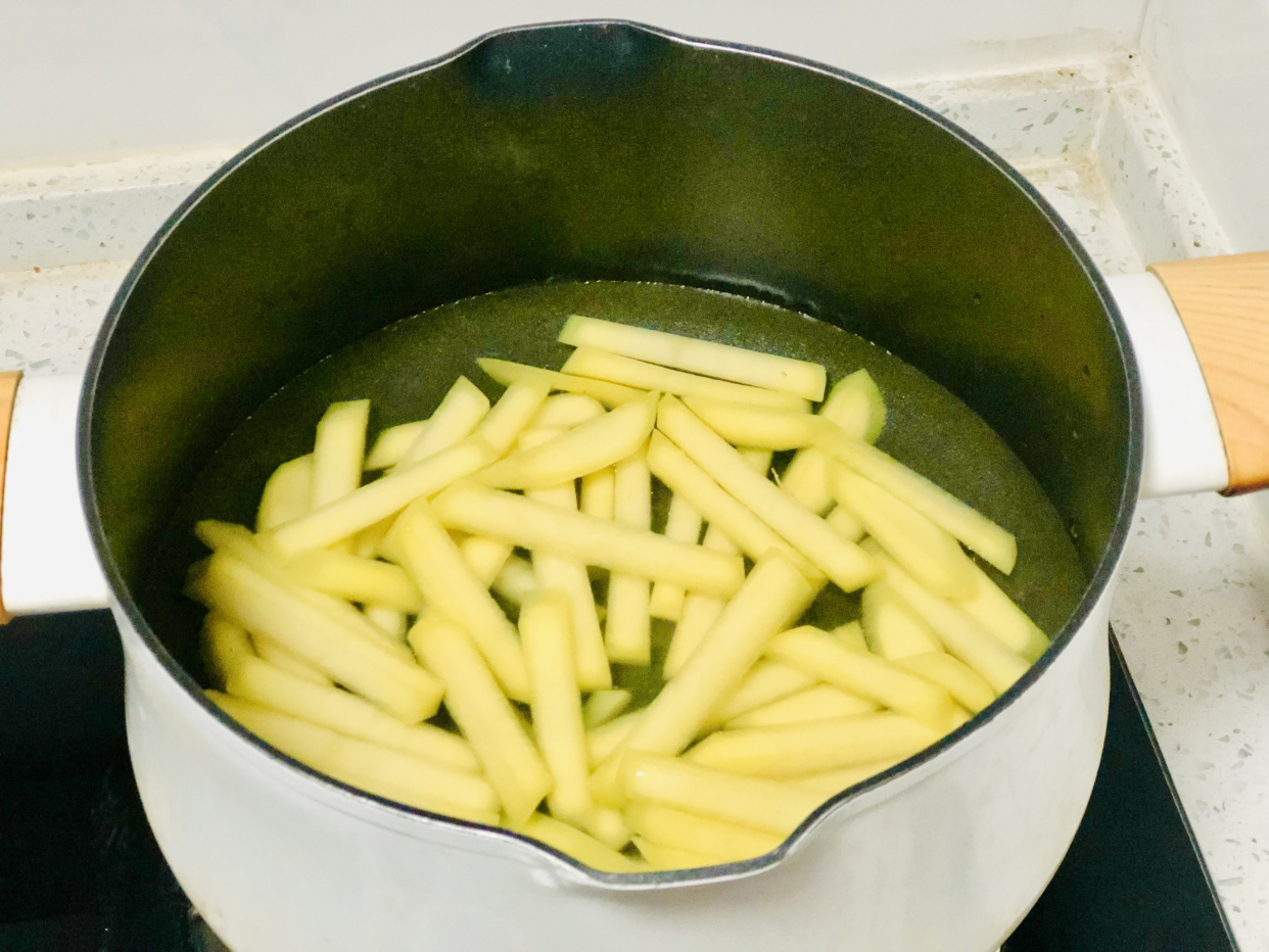 快餐店畅销的炸薯条，自己在家就能做，成本不到3元，孩子吃嗨了